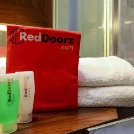מלון Kapasari Reddoorz Near Pasar Turi Station מראה חיצוני תמונה