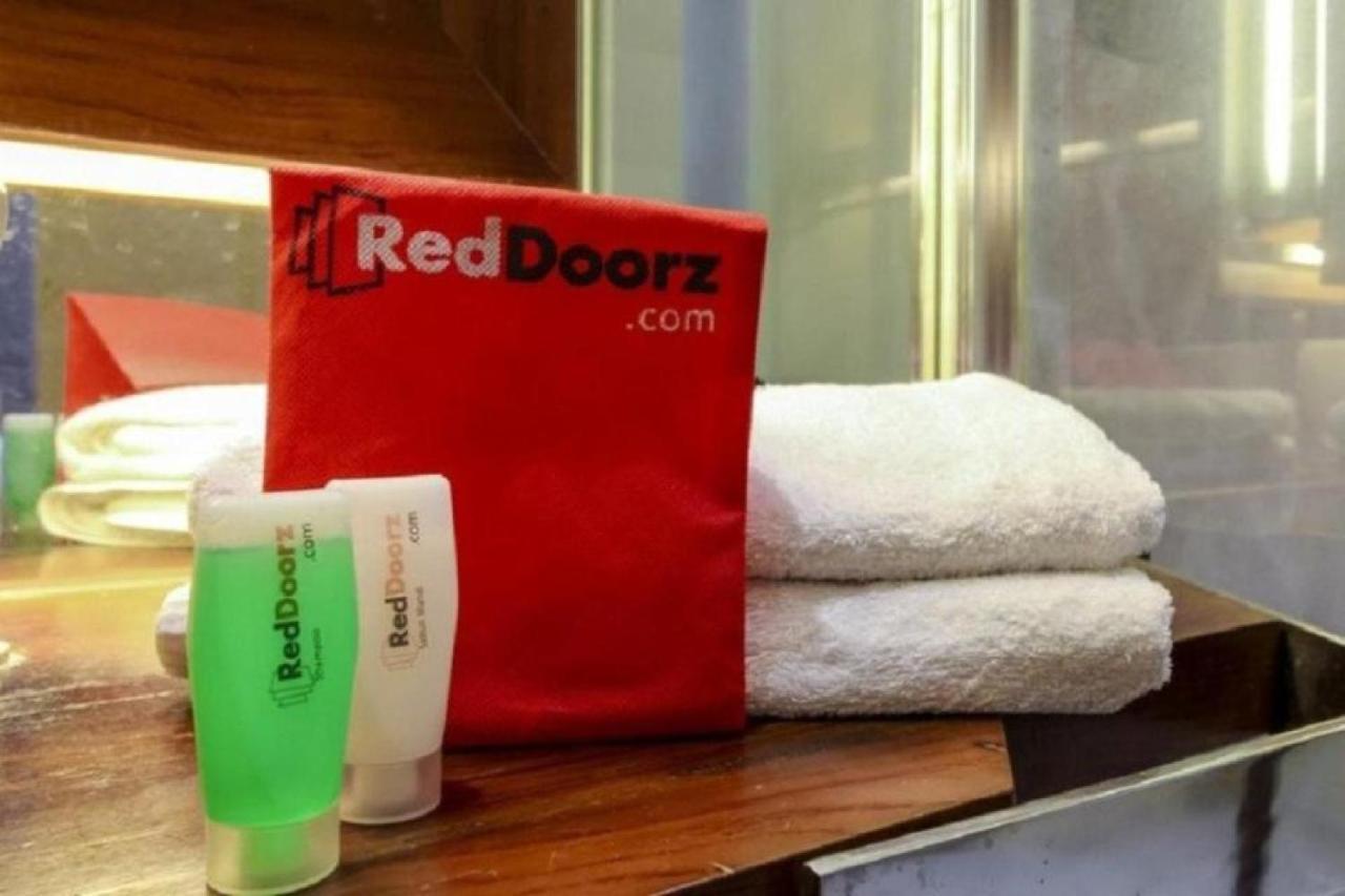מלון Kapasari Reddoorz Near Pasar Turi Station מראה חיצוני תמונה
